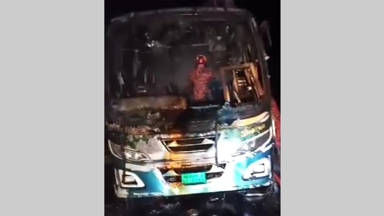 স্বর্না পরিবহনের একটি বাসে আগুন দেয় দুর্বৃত্তরা