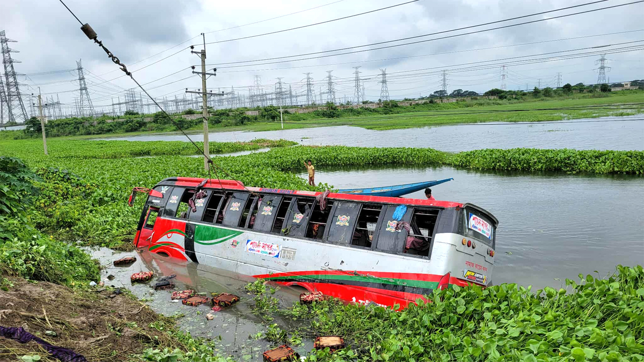 উল্টে রাস্তার খাদে পানিতে পড়ে যায় বাসটি