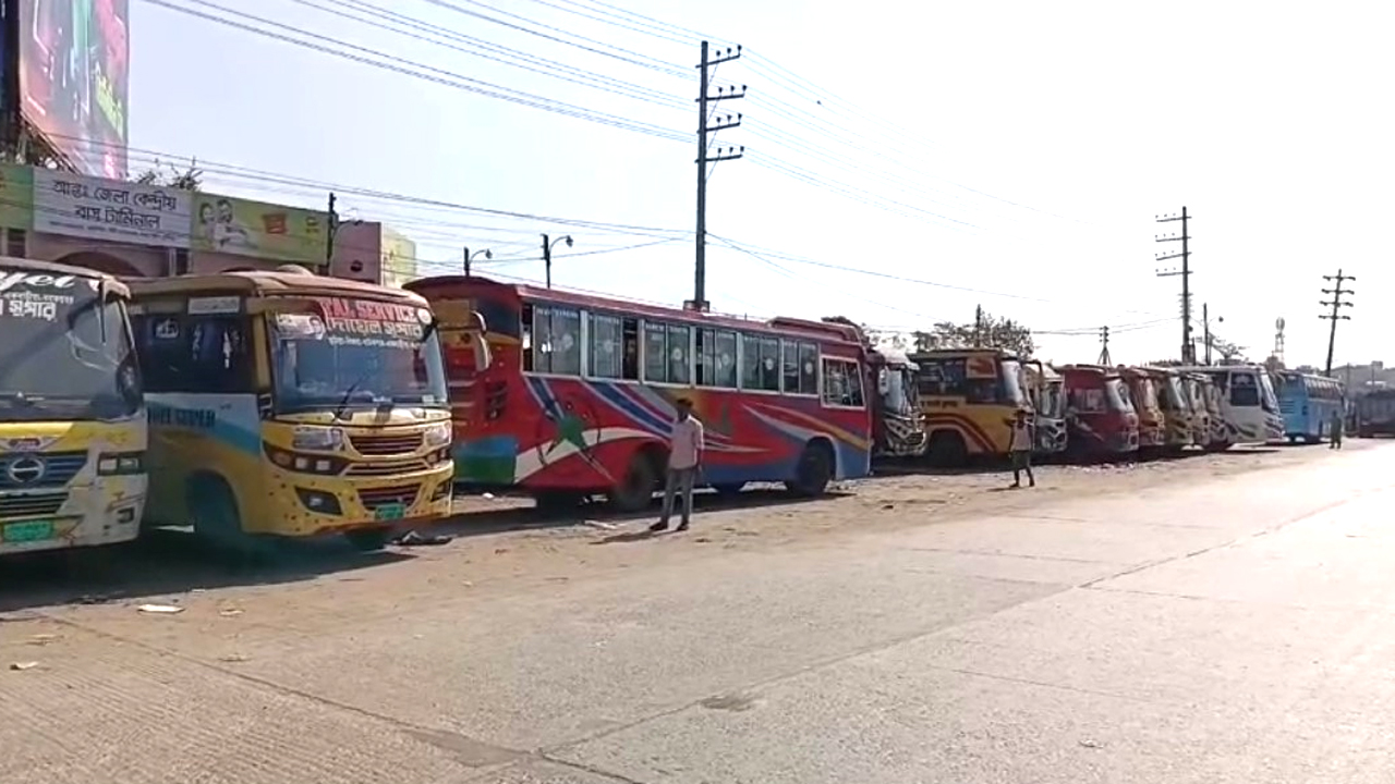 দুই পরিবহনের দ্বন্দ্বে ৪০ রুটে বাস চলাচল বন্ধ