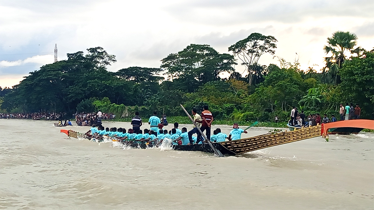 ঐতিহ্যবাহী নৌকাবাইচ প্রতিযোগিতা