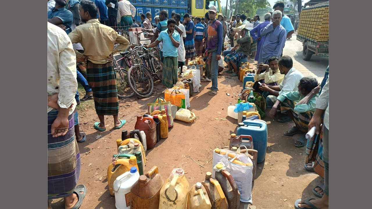 জ্বালানি তেলের জন্য কৃষকের অপেক্ষা