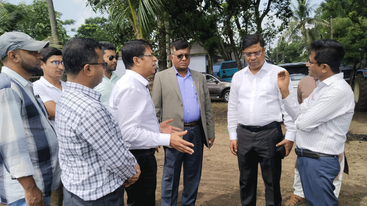 কথা বলছেন বিএসএফআইসি চেয়ারম্যান অ্যাডভোকেট মো: শামছুজ্জামান সুরুজ