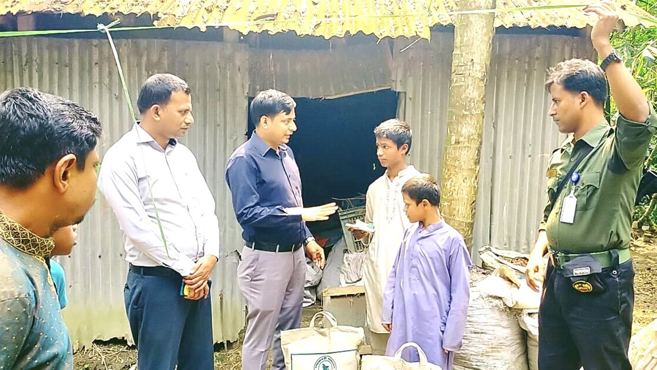 পাকুন্দিয়ায় এতিম ২ শিশুর পাশে দাঁড়িয়েছে উপজেলা প্রশাসন