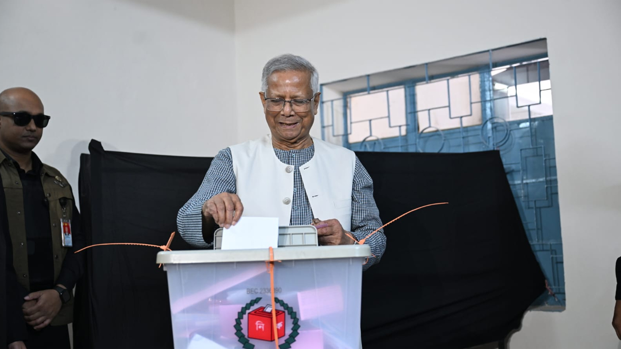 ভোট দিলেন প্রধান উপদেষ্টা