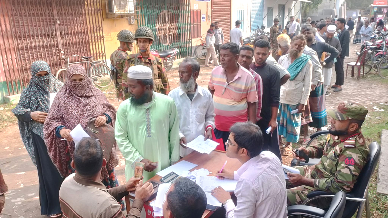 উদ্ধার সার কৃষকদের মাঝে ন্যায্যমূল্যে বিতরণ করে দেয়া হয়