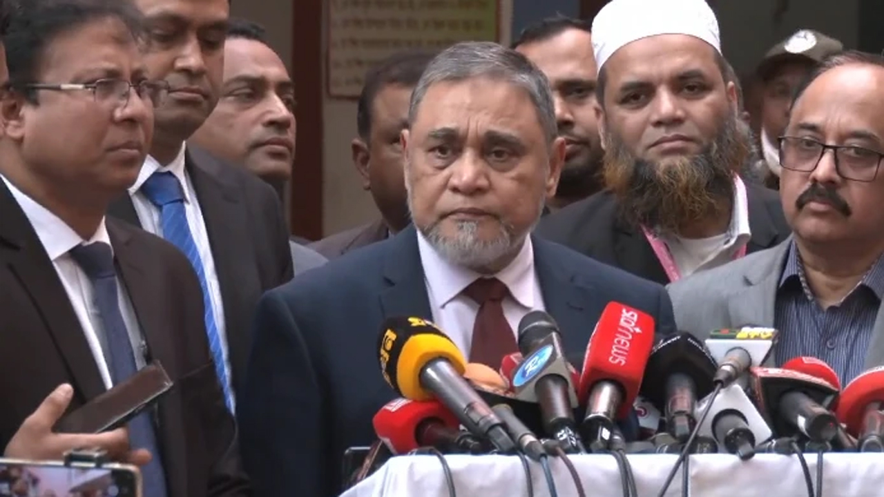 ভোট দেয়ার পর সাংবাদিকদের সাথে কথা বলছেন সিইসি এ এম এম নাসির উদ্দিন