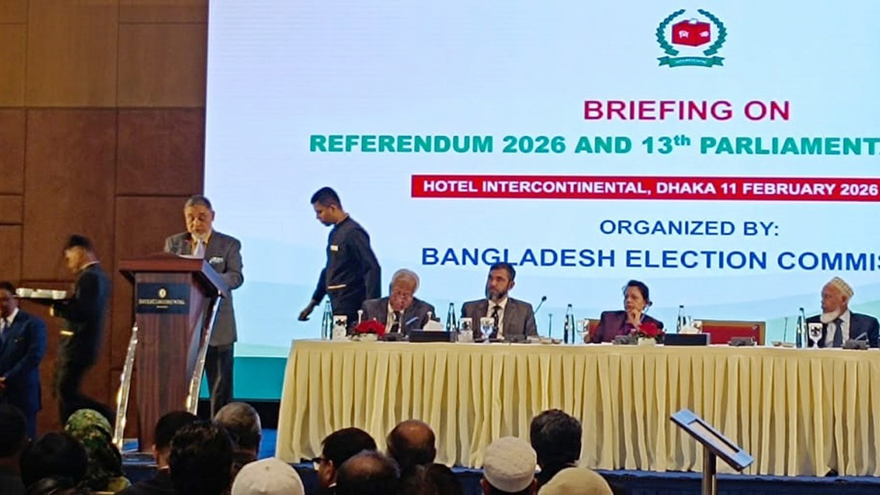 নির্বাচন উপলক্ষে দেশী-বিদেশী সাংবাদিক ও পর্যবেক্ষকদের ব্রিফ করছেন সিইসি এ এম এম নাসির উদ্দিন