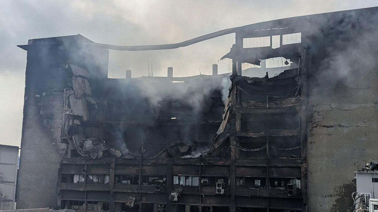 ১৭ ঘণ্টা পর নিয়ন্ত্রণে সিইপিজেডের কারখানার লাগা আগুন