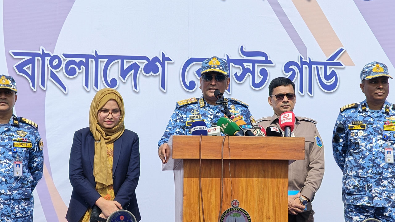 প্রেস ব্রিফিংয়ে বাংলাদেশ কোস্ট গার্ডের মহাপরিচালক রিয়ার অ্যাডমিরাল মো: জিয়াউল হক
