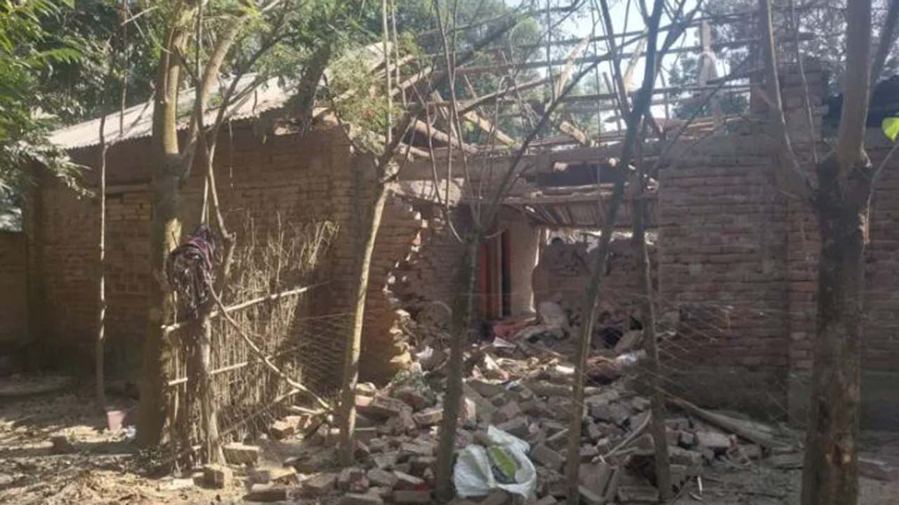 বোমা বিস্ফোরণে ক্ষতিগ্রস্ত বাড়ি