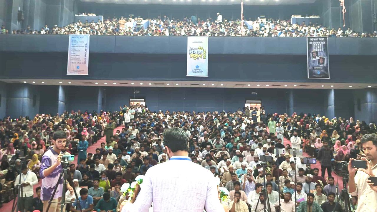বক্তব্য রাখেন ছাত্রশিবিরের কেন্দ্রীয় সভাপতি জাহিদুল ইসলাম