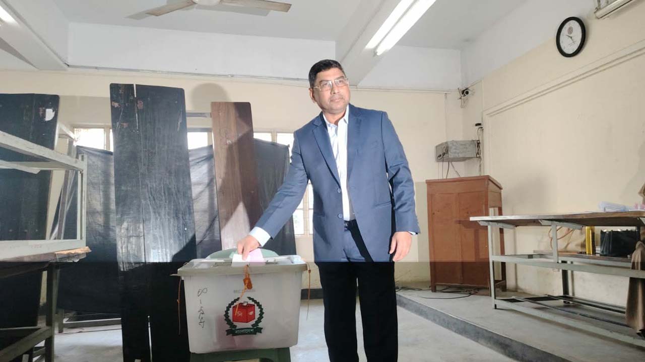 ভোট দিচ্ছেন সেনাবাহিনী প্রধান জেনারেল ওয়াকার-উজ-জামান