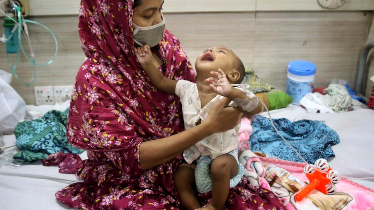 হামের উপসর্গ নিয়ে হাসপাতালের বেডে মায়ের কোলে শিশু