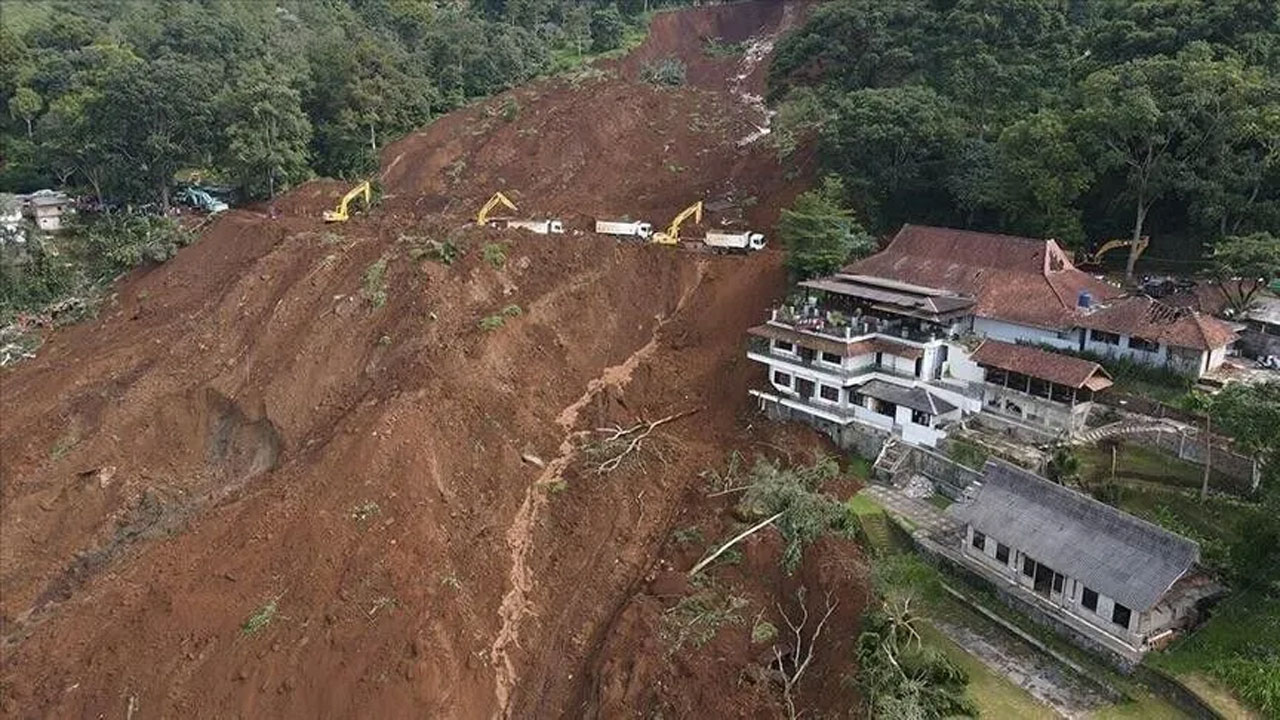 চীনে বৃষ্টিপাতের কারণে ভূমিধসের ঘটনা ঘটে