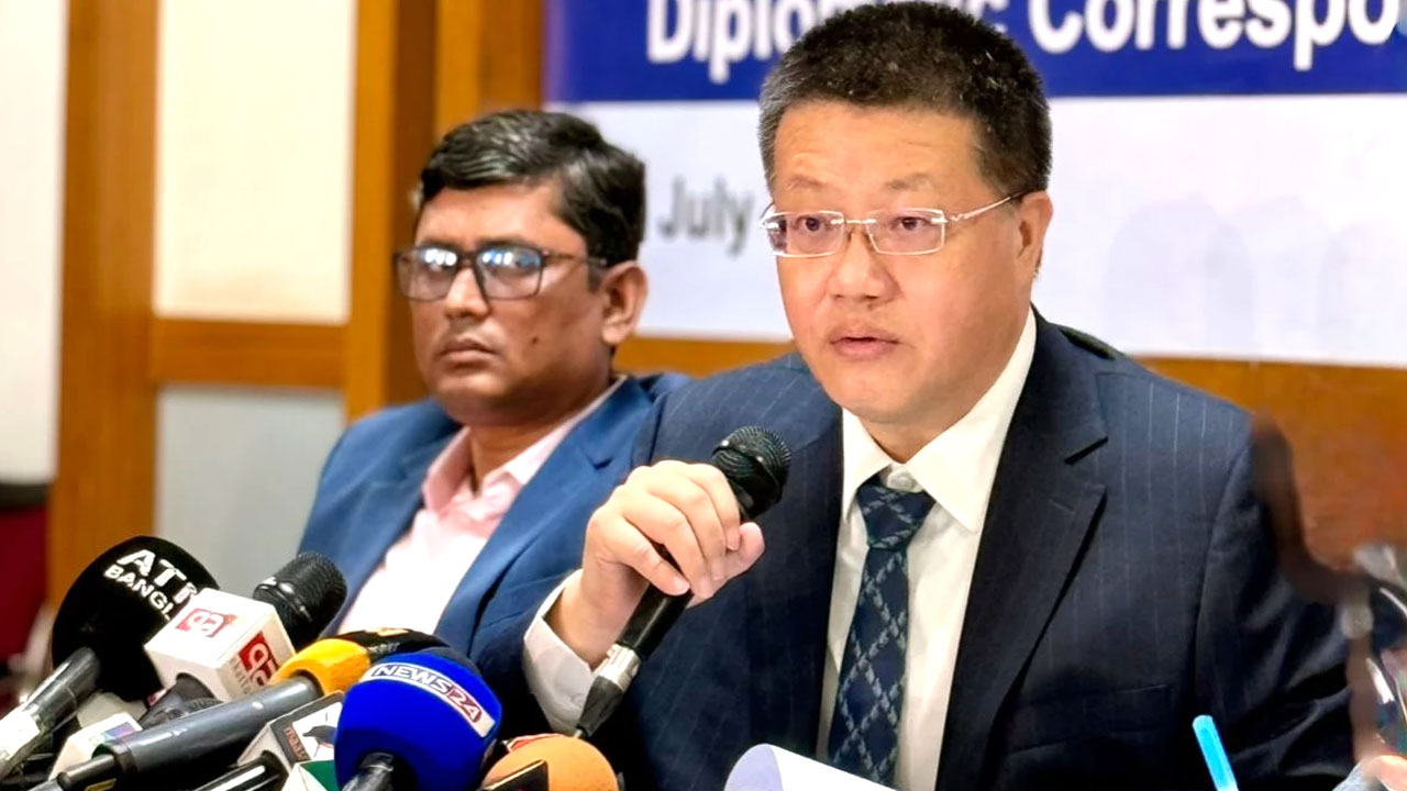 কথা বলছেন ঢাকায় নিযুক্ত চীনের রাষ্ট্রদূত ইয়াও ওয়েন