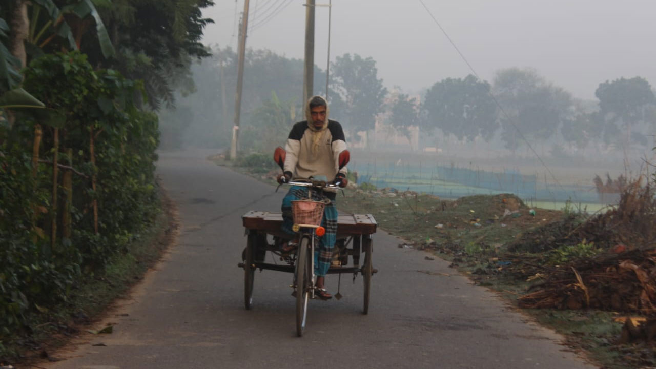ভোরে কুয়াশা দেখা যাচ্ছে