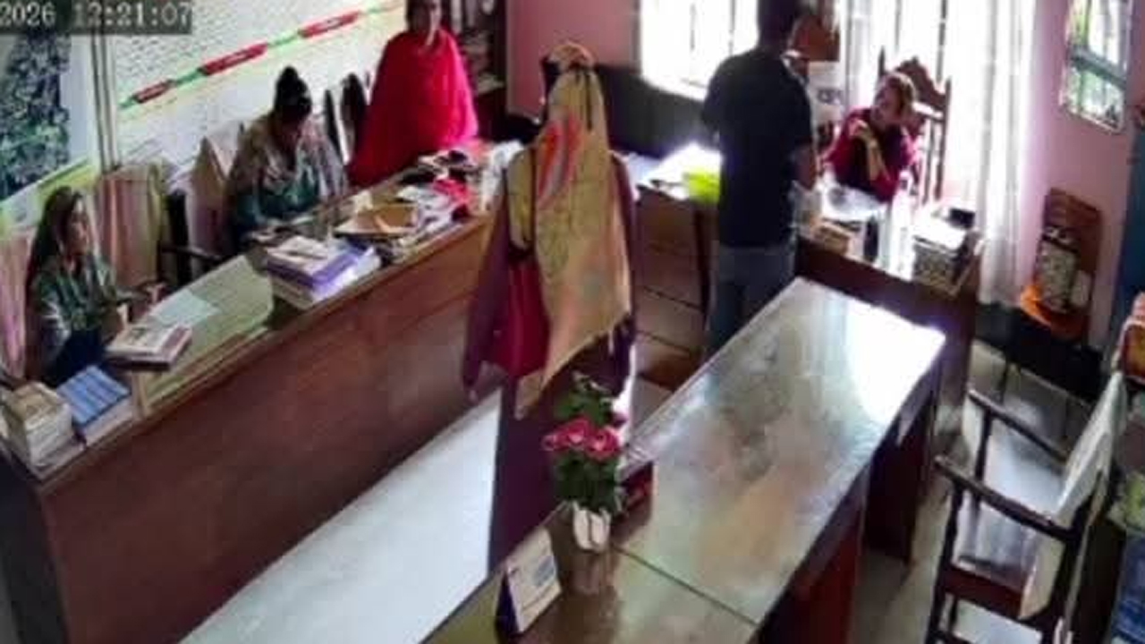 সিসিটিভি ফুটেজ থেকে নেয়া ছবি
