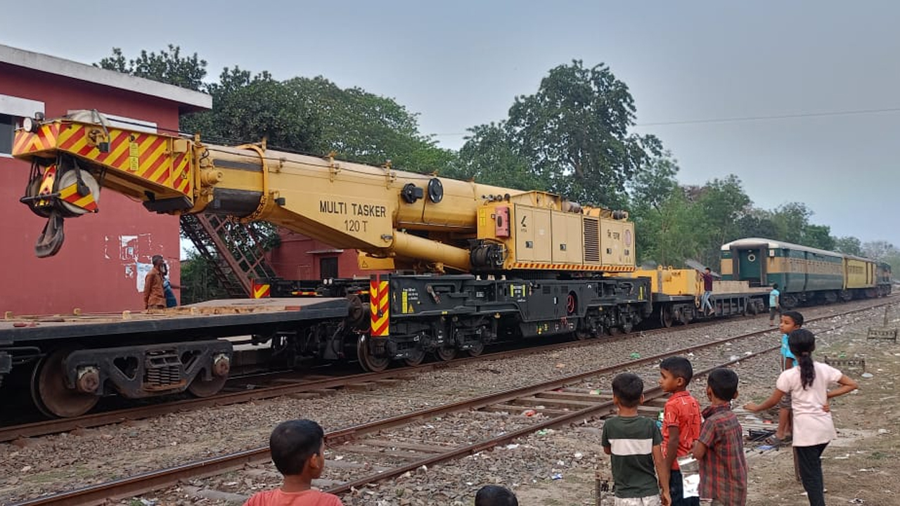 ফাটল দেখা দেয়ার পর রেললাইন মেরামত করা হচ্ছে