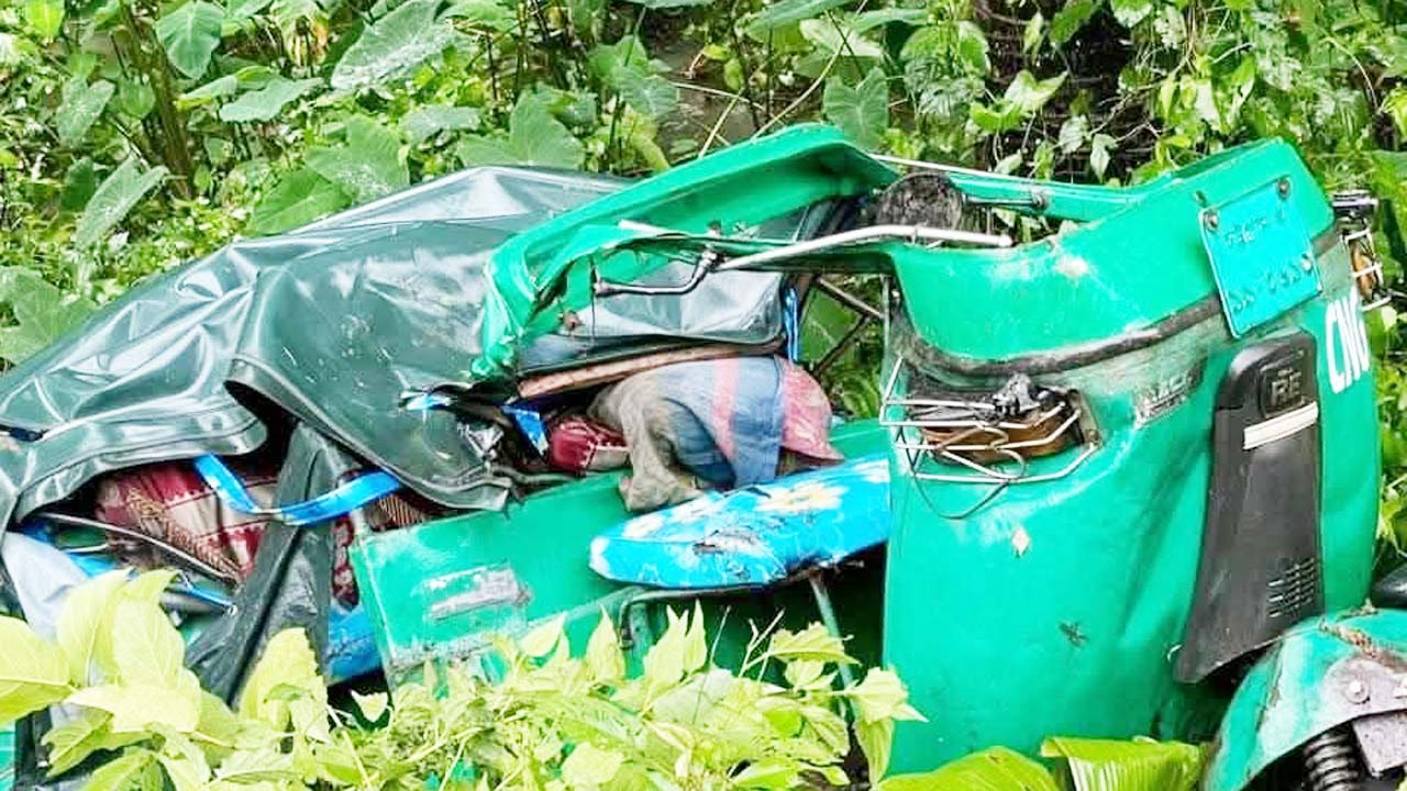 ট্রেনের ধাক্কায় সিএনজি অটোরিকশা রেললাইনের পাশে খাদে পড়ে যায়
