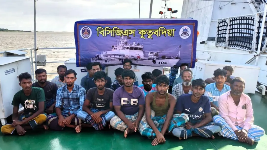 ইঞ্জিন বিকল হয়ে সমুদ্রে ভাসতে থাকা ফিশিং বোটসহ ১৯ জেলে উদ্ধার