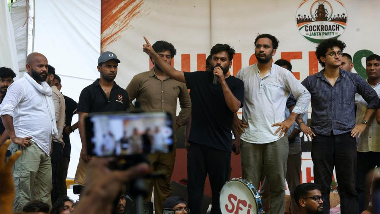 সোনম ওয়াংচুককে নিয়ে যাওয়ার পর অনশন শুরু করেছেন ককরোচ জনতা পার্টির প্রধান অভিজিৎ দীপকে