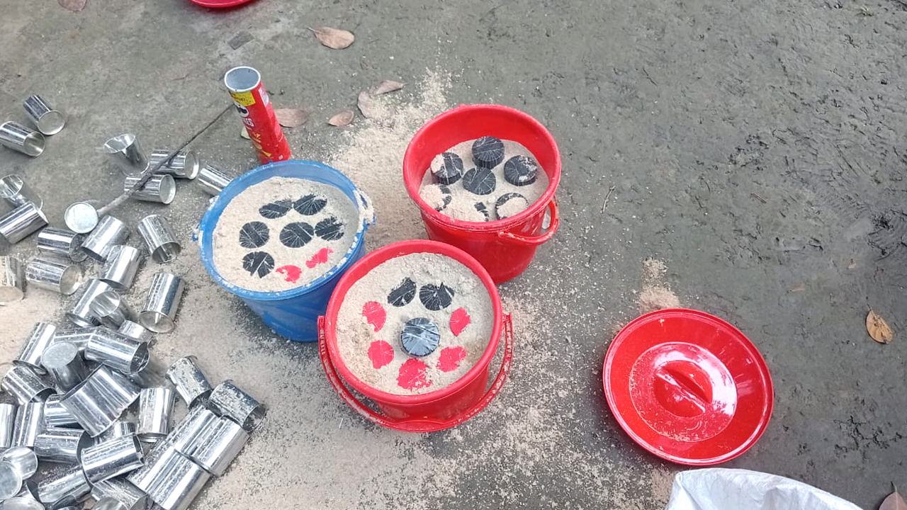 উদ্ধার সরঞ্জামসহ ৪০ ককটেল