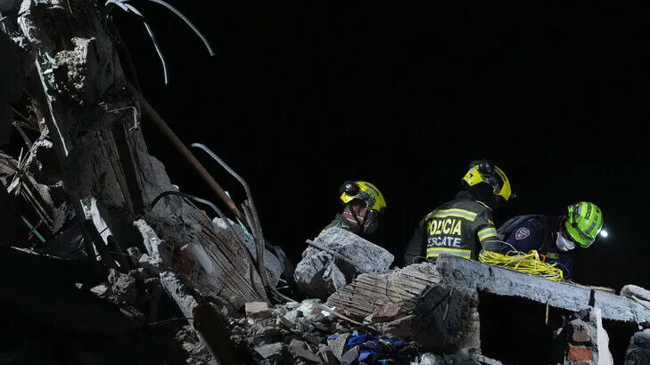 ধসে পড়া ভবনগুলোতে জীবিতদের সন্ধান করছেন উদ্ধারকর্মীরা