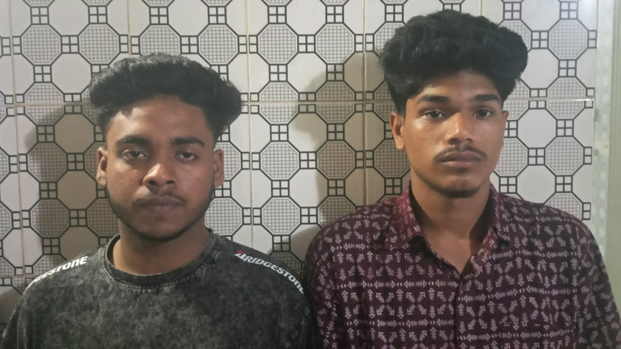 গ্রেফতারকৃত মো: রিফাত (১৯) ও সিয়াম (২০)