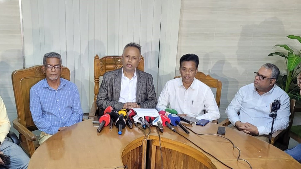 কুমিল্লা শিক্ষা বোর্ড কার্যালয়ে আয়োজিত জরুরি সংবাদ সম্মেলন