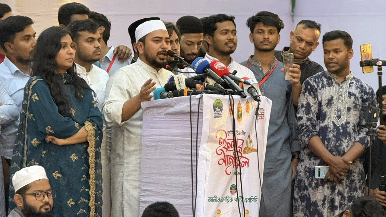 বক্তব্য রাখছেন নাহিদ ইসলাম