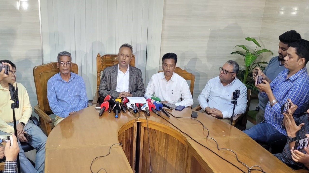 জলাবদ্ধতা ও গর্তে পড়ার দুর্ভোগ নিয়ে কুমিল্লা শিক্ষা বোর্ড চেয়ারম্যানের দুঃখ প্রকাশ