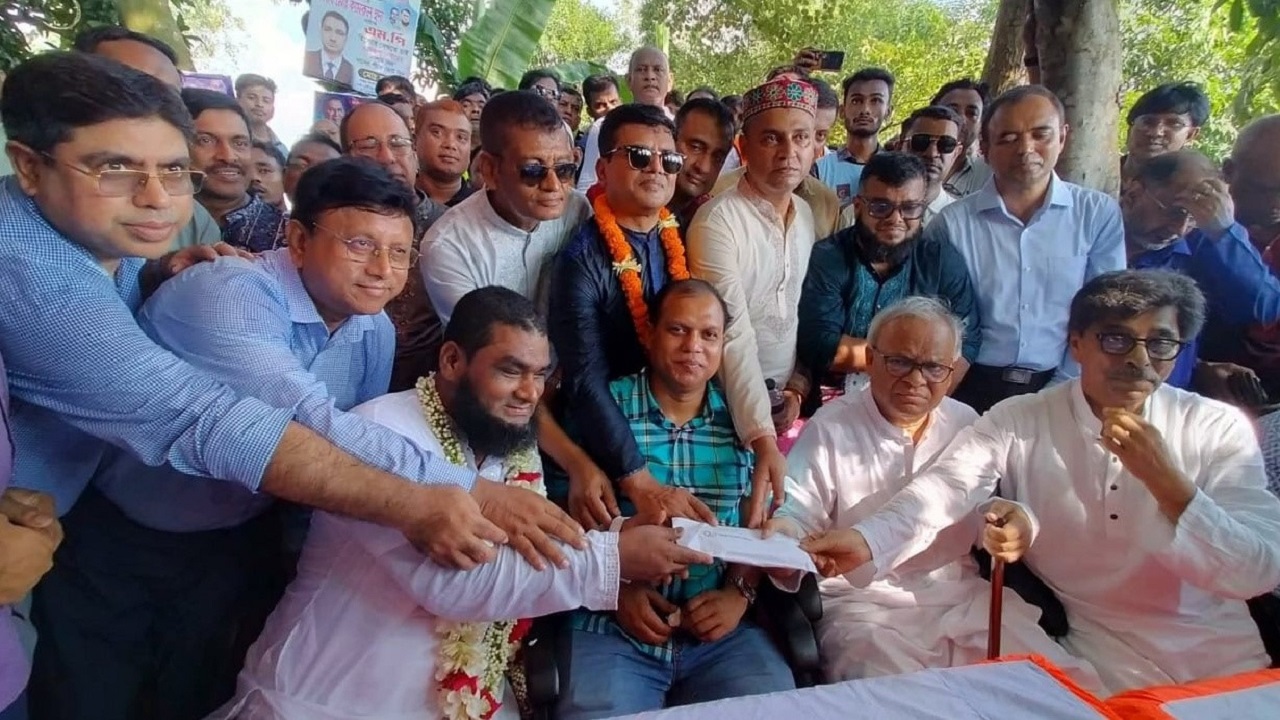 কুমিল্লায় তারেক রহমানের নির্দেশে দৃষ্টিপ্রতিবন্ধী কণ্ঠশিল্পী জাহাঙ্গীরকে দেখতে রিজভী