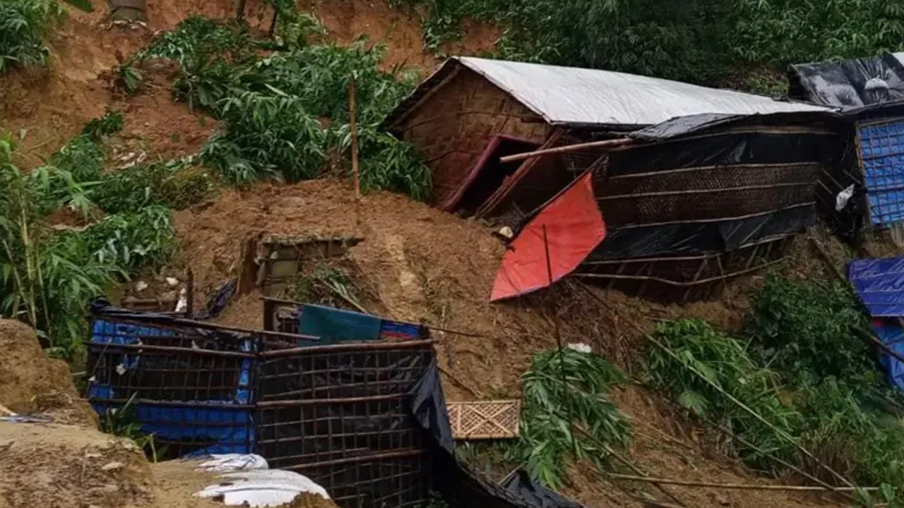 রাতে ক্যাম্প-১৭তে মাটিচাপা পড়া দু’টি ঘর