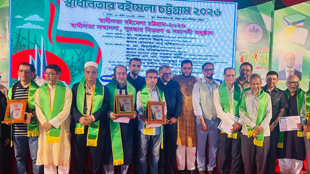পুরস্কারপ্রাপ্তদের সাথে চসিক মেয়র ডা: শাহাদাত হোসেন