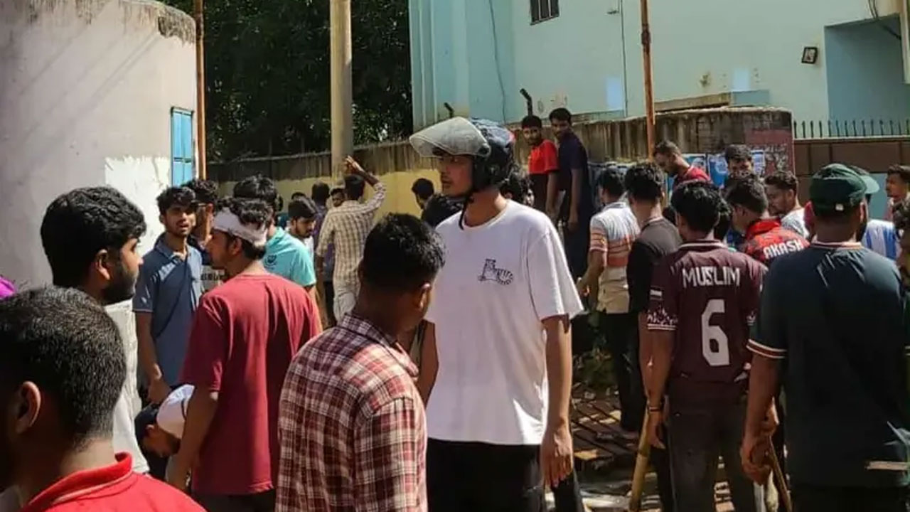 চট্টগ্রাম বিশ্ববিদ্যালয়ে শিক্ষার্থীদের সাথে স্থানীয়দের সংঘর্ষ