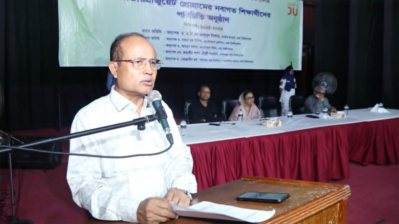 কথা বলছেন ঢাকা বিশ্ববিদ্যালয়ের ভাইস চ্যান্সেলর (ভিসি) অধ্যাপক ড. এ বি এম ওবায়দুল ইসলাম