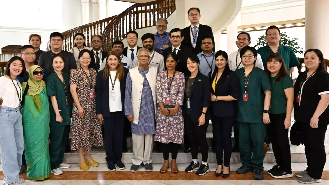 বিদেশী চিকিৎসক দলের সাথে প্রধান উপদেষ্টা