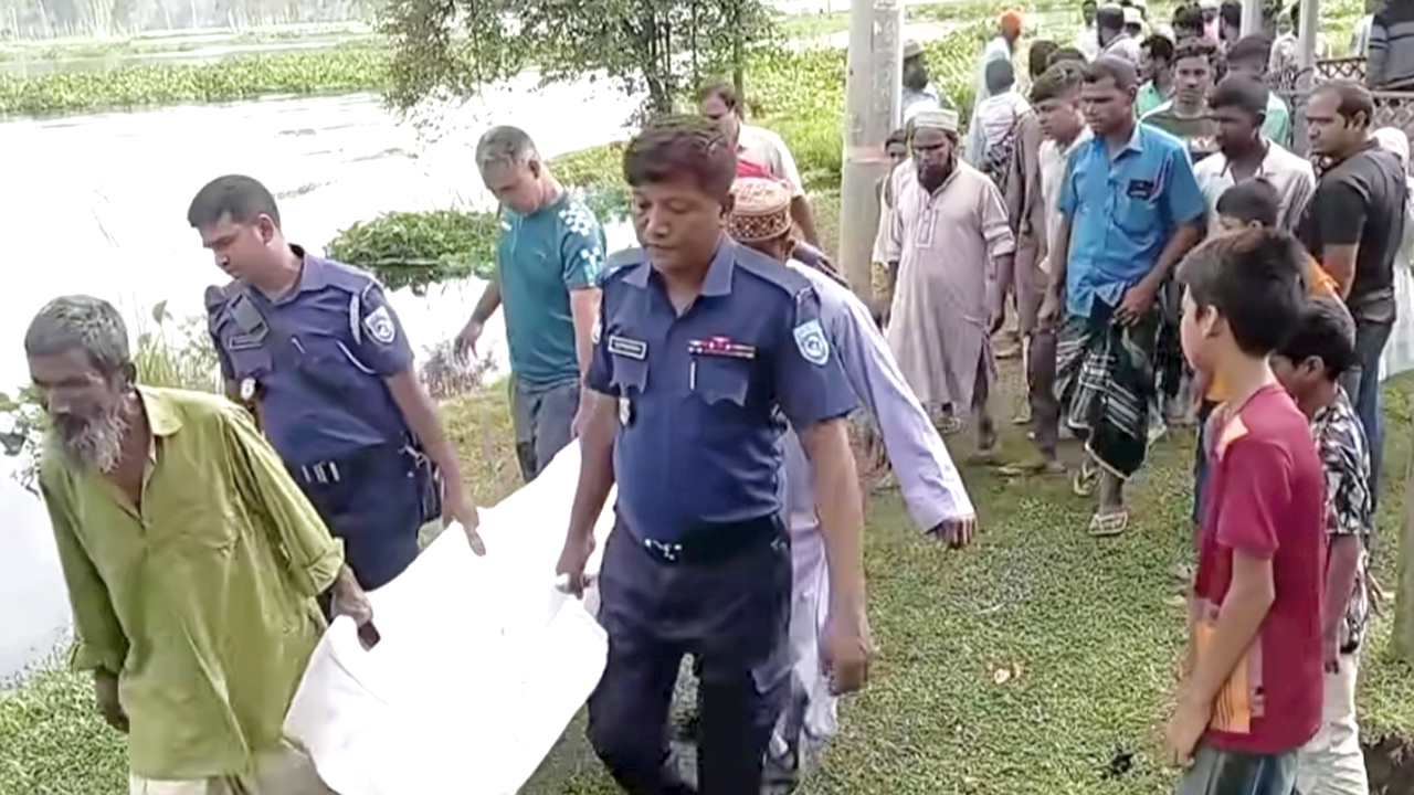 লাশ উদ্ধার করে পুলিশ