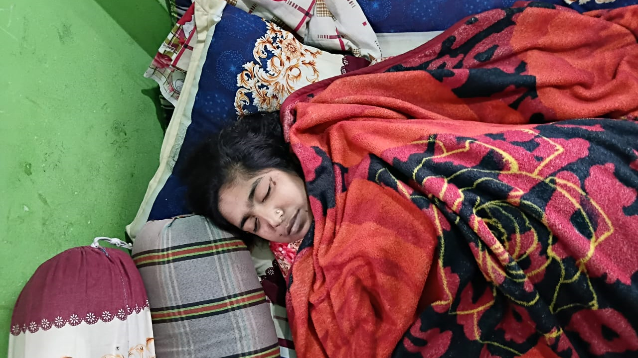 কম্বল দিয়ে ঢেকে রাখা হয় সুমার নিথর দেহ