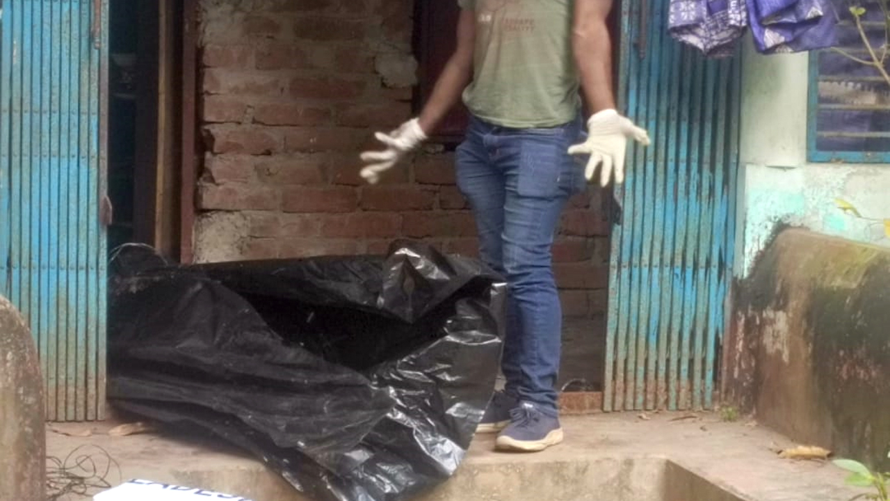 বাড়ি থেকে যুবকের পচাগলা লাশ উদ্ধার