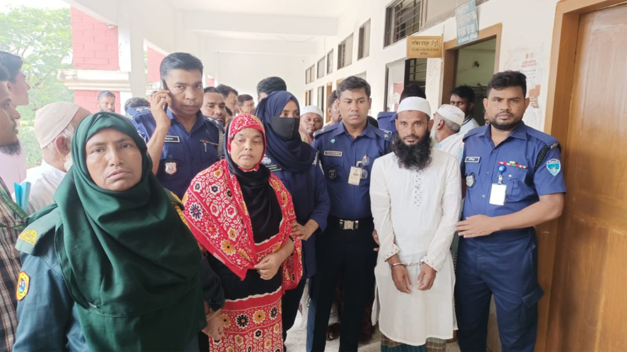 রায় দেয়ার সময় আদালতে উপস্থিত ছিলেন দুই আসামি