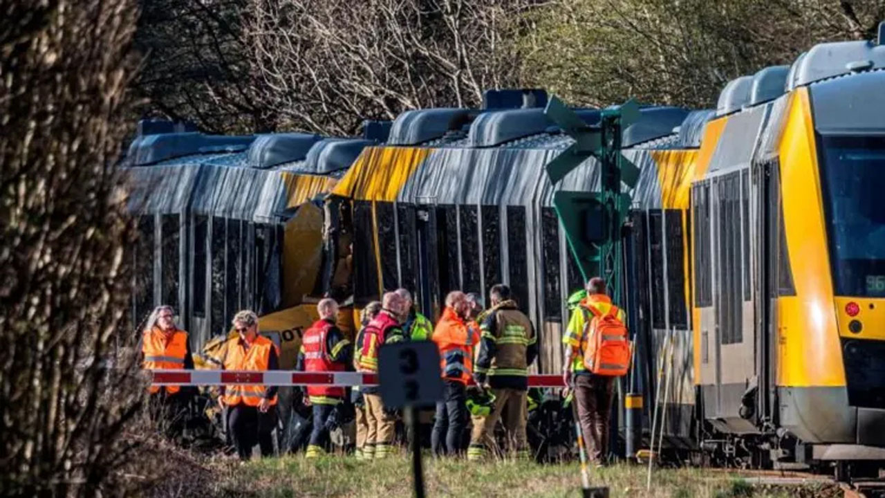 ডেনমার্কে দুই ট্রেনের মুখোমুখি সংঘর্ষ