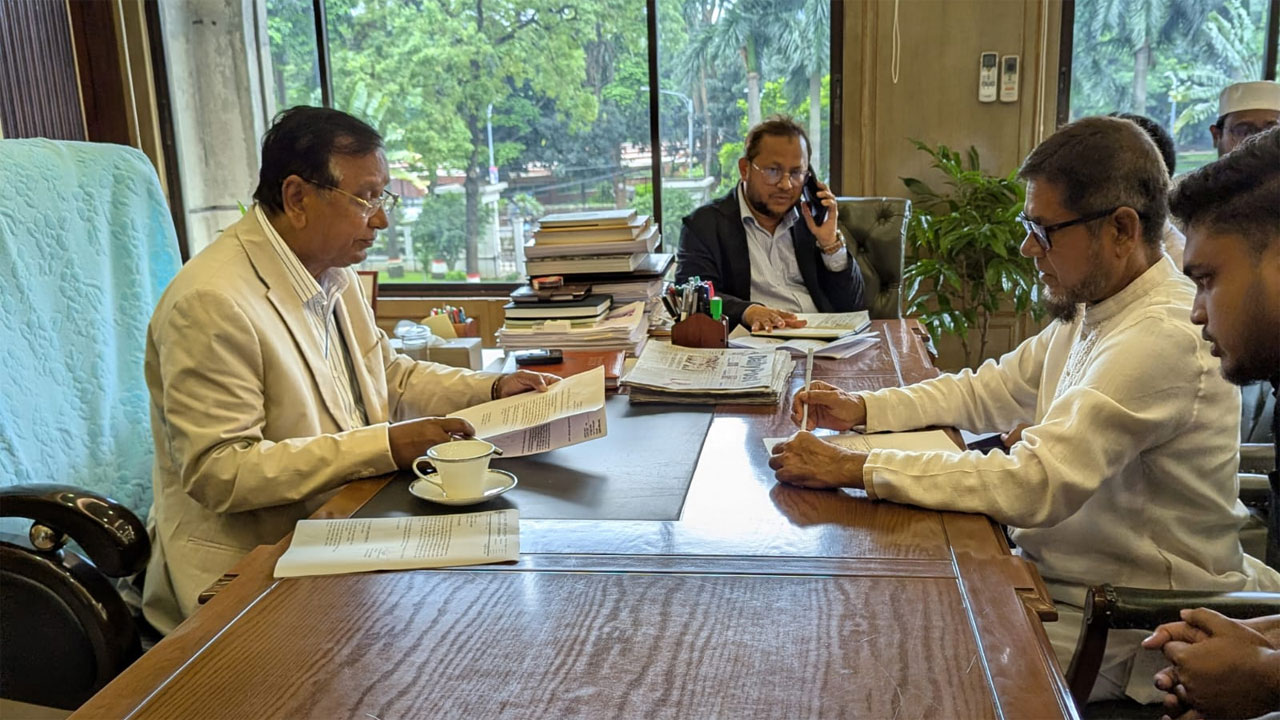 ডিএসসিসি প্রশাসক বীর মুক্তিযোদ্ধা আব্দুস সালামের সাথে বৈঠক করেছেন ঢাকা-৪ আসনের সংসদ সদস্য সৈয়দ জয়নুল আবেদীন