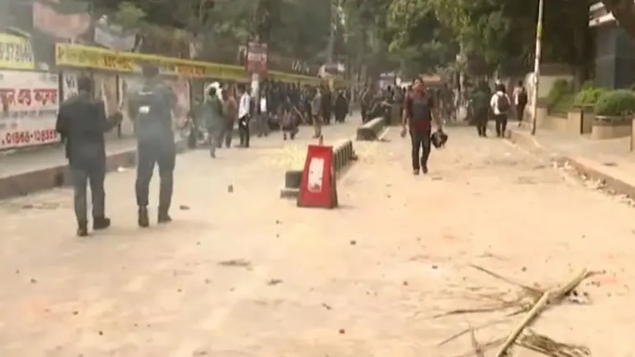 ঢাকা কলেজ ও ধানমন্ডির আইডিয়াল কলেজের শিক্ষার্থীদের মধ্যে আজ আবারো সংঘর্ষ হয়