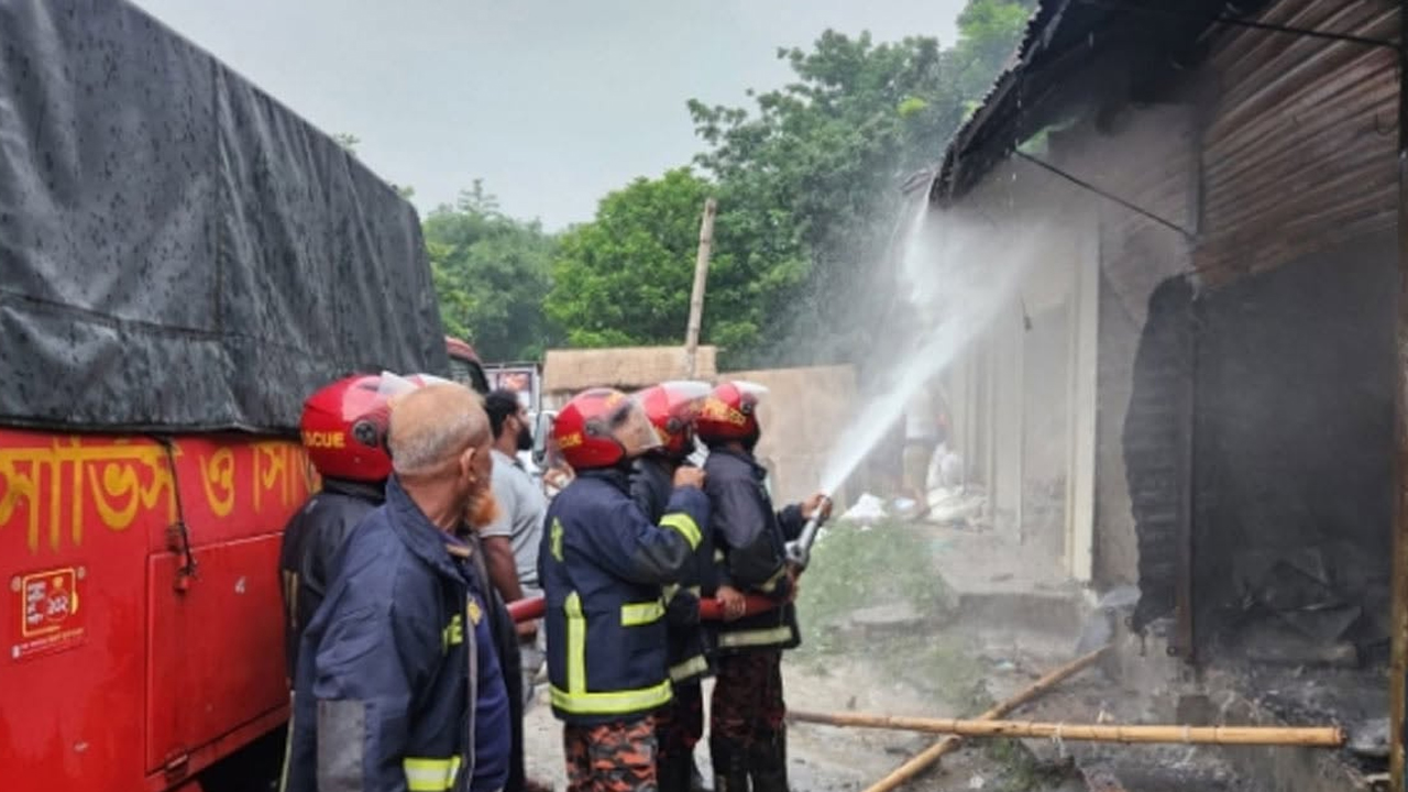 আগুন নিয়ন্ত্রণে কাজ করছে ফায়ার সার্ভিস