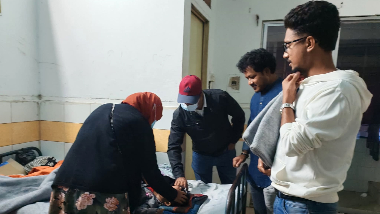 হাসপাতাল দুস্থ রোগীদের মাঝে কম্বল বিতরণ