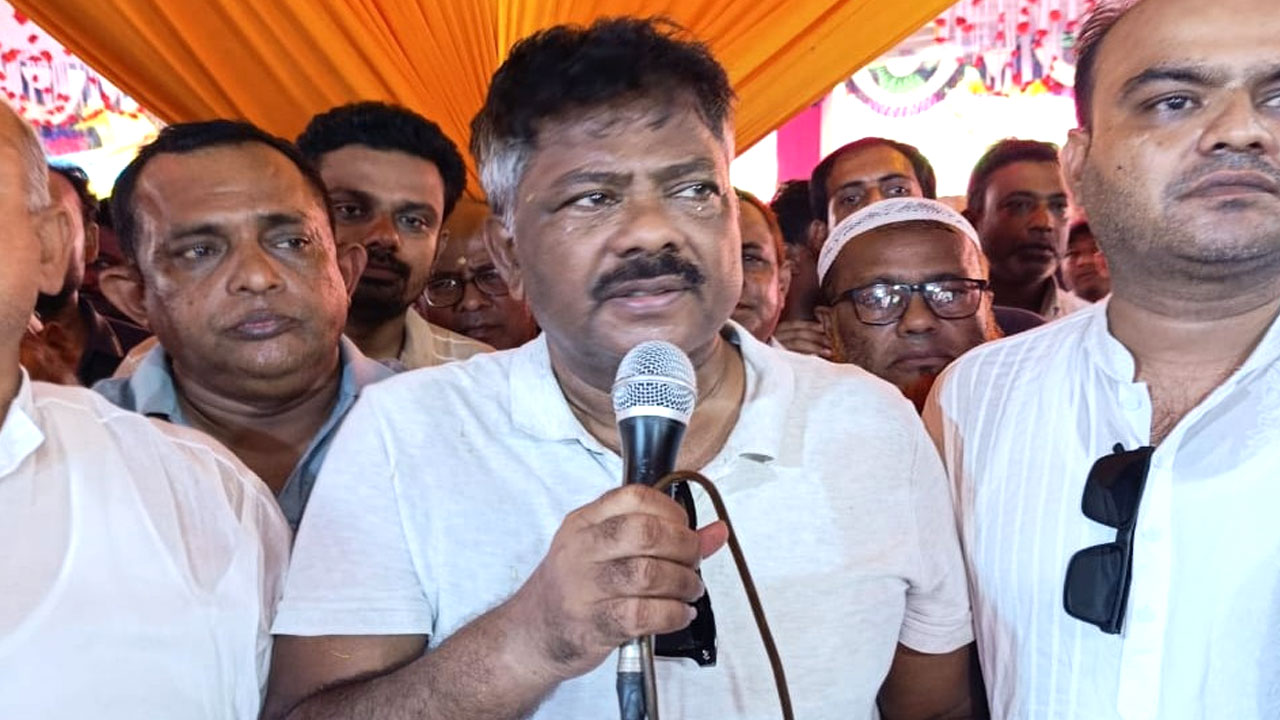 বক্তব্য দিচ্ছেন বিএনপির কেন্দ্রীয় নেতা রুহুল কুদ্দুস তালুকদার দুলু