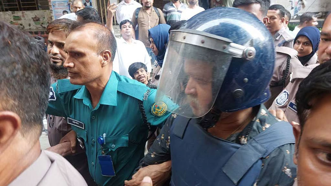 এর আগে আজ ভোরে বিমানবন্দর এলাকা থেকে ইমিগ্রেশন পুলিশ ডনকে আটক করে