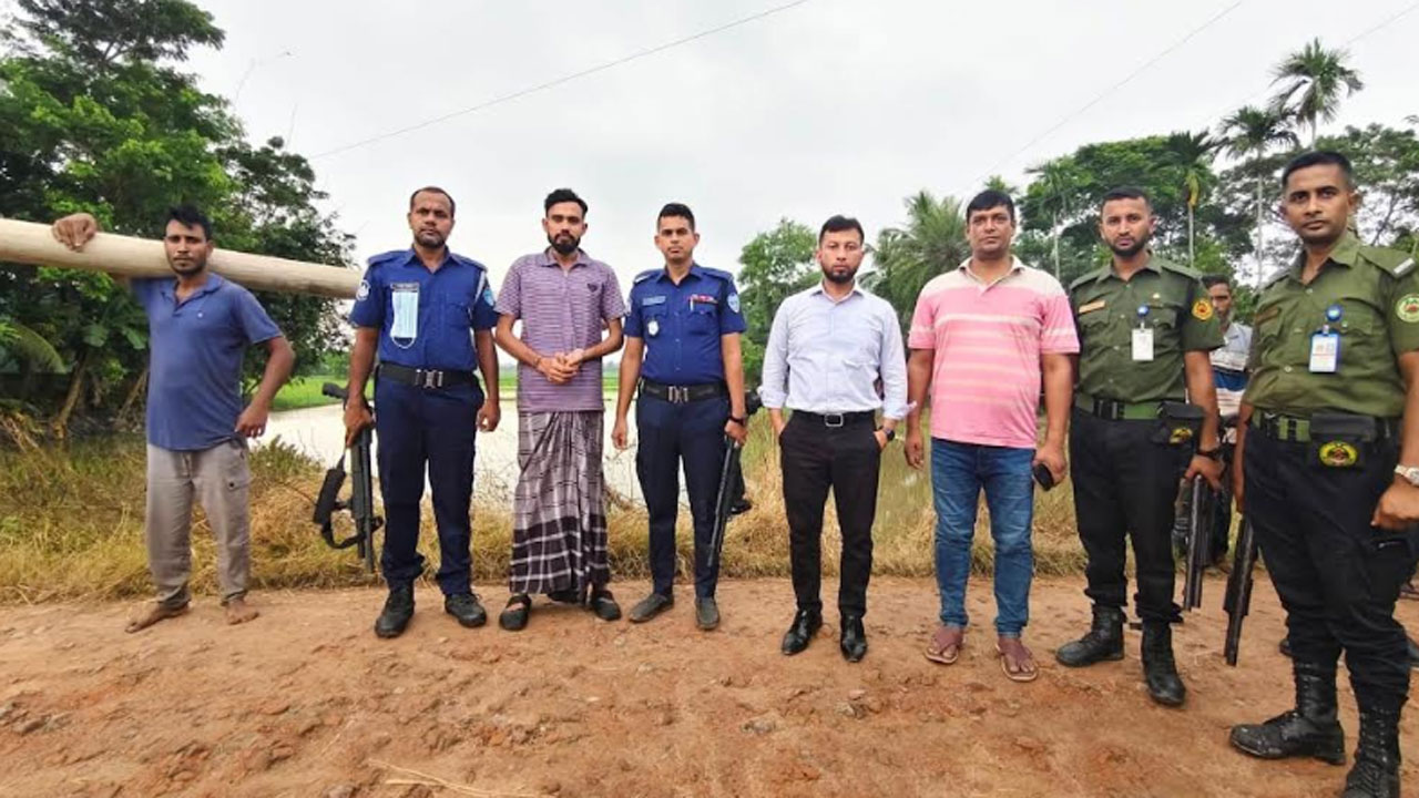অবৈধভাবে বালু উত্তোলনে মুরাদনগরে ড্রেজার ব্যবসায়ীকে ৮ লাখ টাকা জরিমানা করা হয়েছে