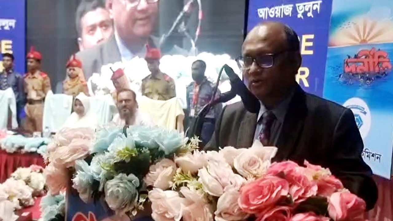 বক্তব্য দিচ্ছেন দুদক চেয়ারম্যান ড. মোহাম্মদ আবদুল মোমেন